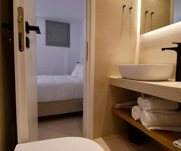 Oikies * Naousa (Paros)