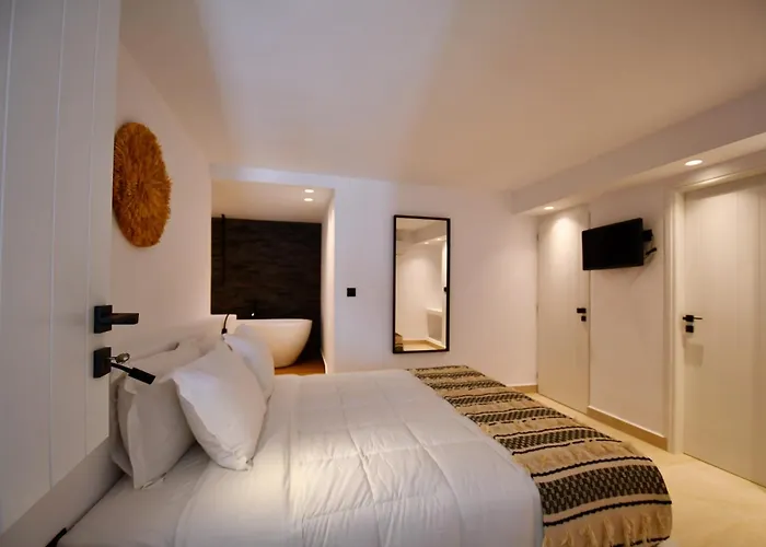 Oikies Naousa (Paros)